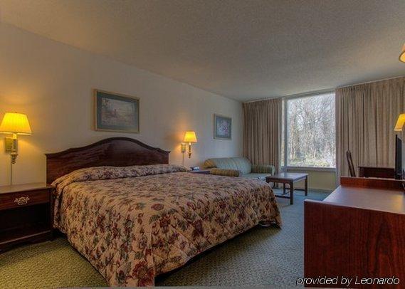 Econo Lodge Inn & Suites Ламбертон Номер фото