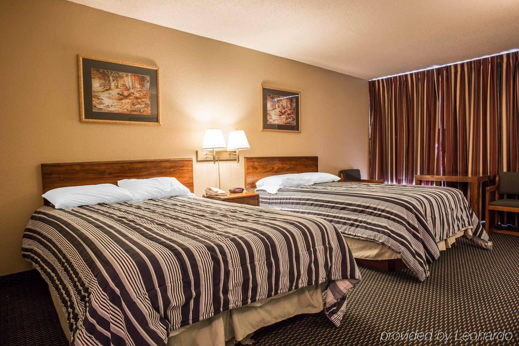 Econo Lodge Inn & Suites Ламбертон Экстерьер фото