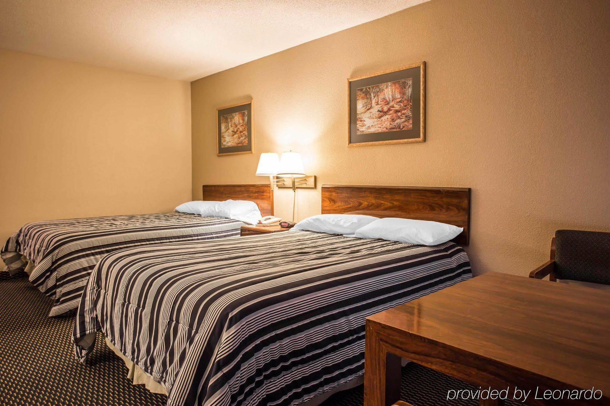 Econo Lodge Inn & Suites Ламбертон Экстерьер фото